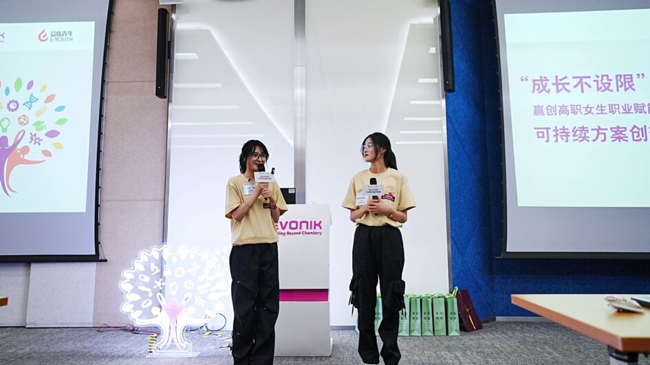 Students present their ideas at the final competition of the innovation contest.