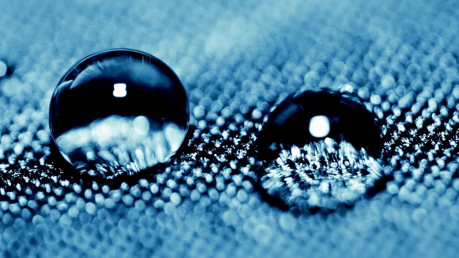 经TEGOTEX® RT 2033/2040处理后，水性污渍或液体在布料表面不能润湿，而是直接呈圆珠状滚落，使衣服能够抵御风雪、拒绝污渍。