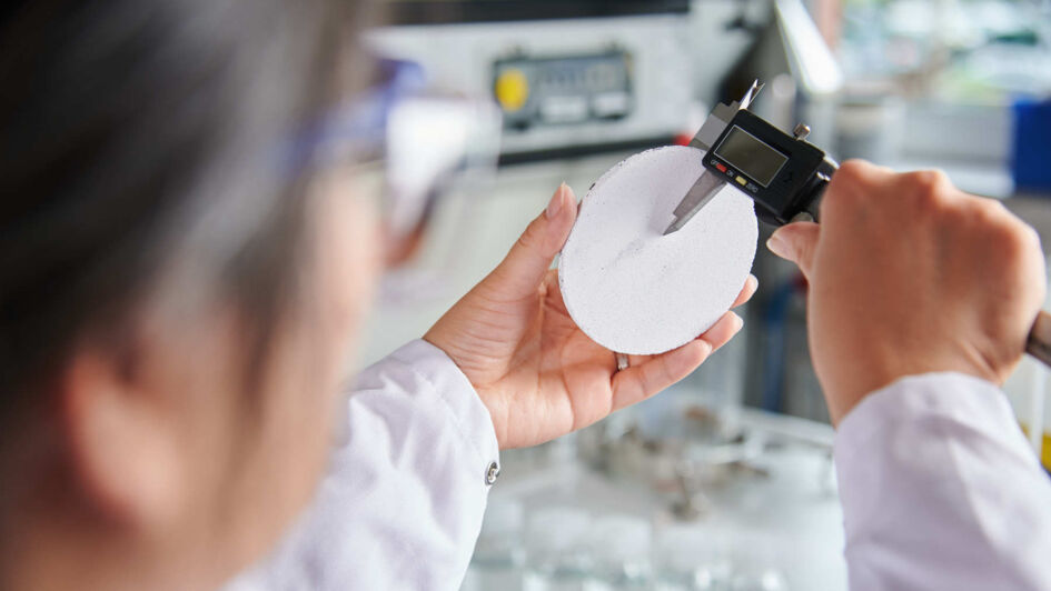 赢创正在开发一种基于陶瓷分离膜的电化学工艺，可高效回收锂。